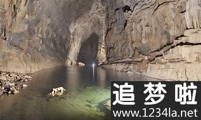 地球地壳内部运动喷发出岩浆形成火山